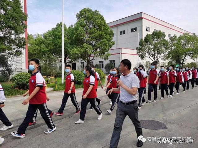 组织了七年级部分学生,走进安徽应流集团,开展"走进工厂"社会实践活动