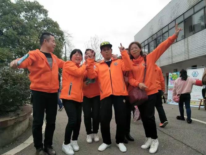基地组织,"大手牵小手"在长城乡敬老院开展活动,给老人表演精彩节目